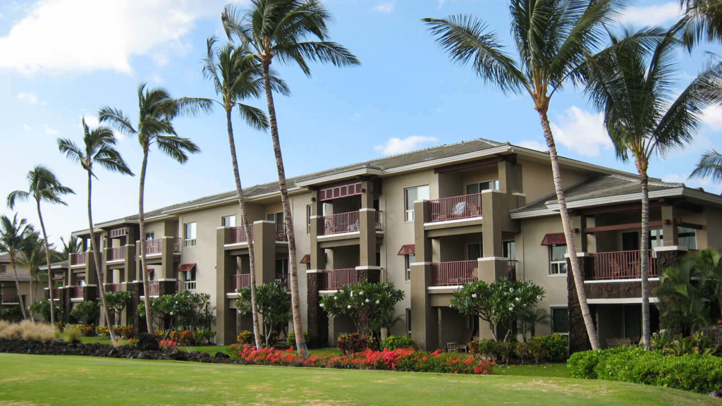 ハワイ島にあるコハラ・スイーツの3階建て建物外観