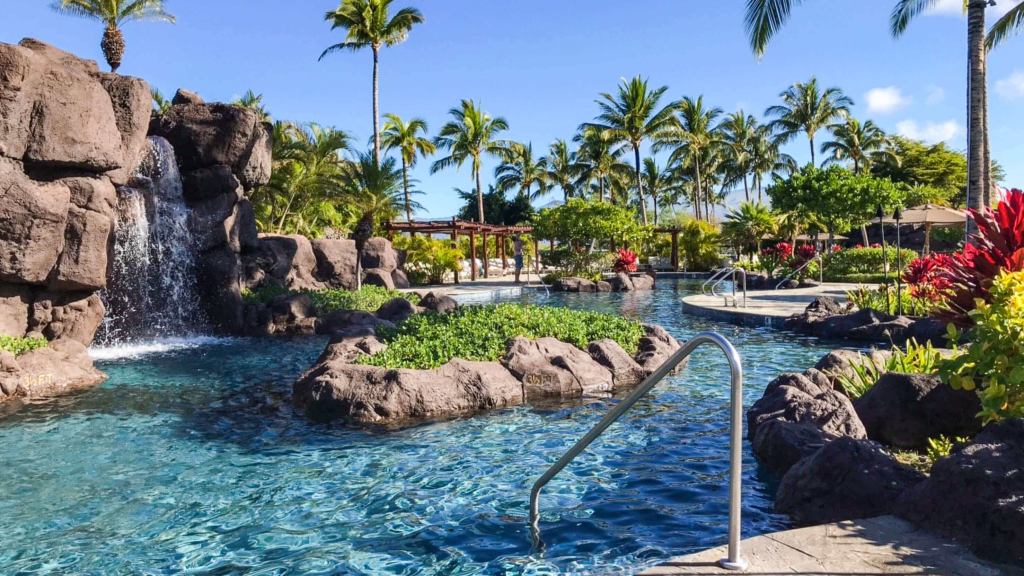 ハワイ島にあるキングス・ランドの広いプール
